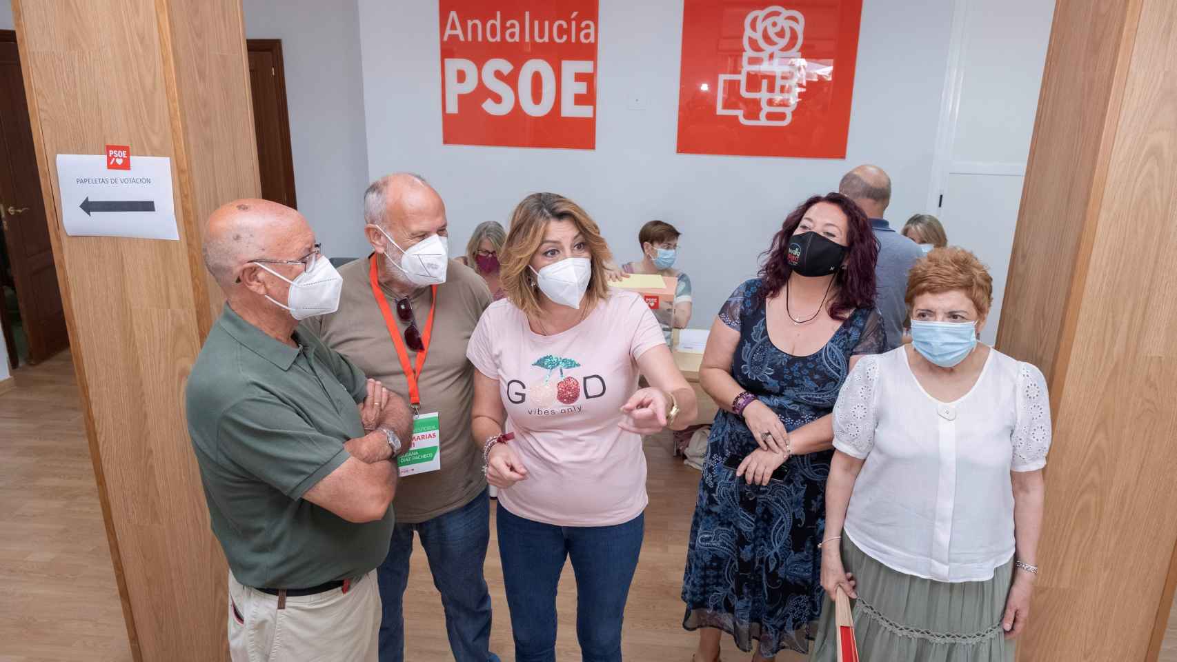 Susana Díaz, con militantes de su agrupación, el día de su derrota en las primarias del PSOE-A.