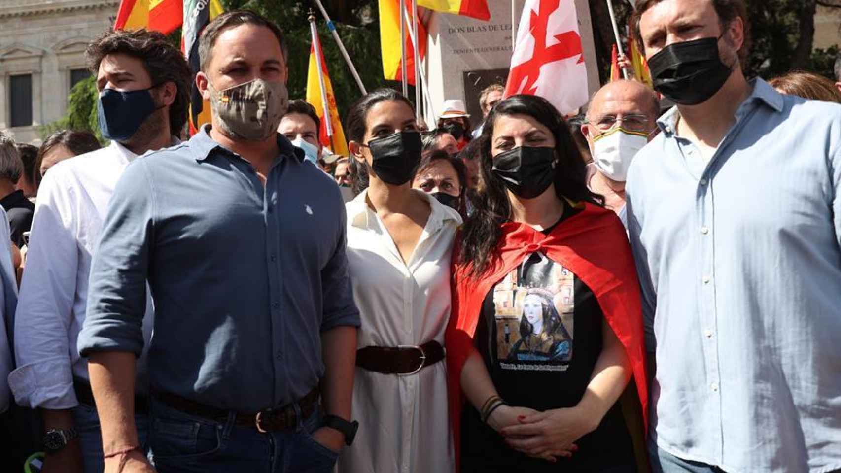 El presidente de Vox, Santiago Abascal, acompañado por sus compañeros de partido Rocío Monasterio, Macarena Olona e Iván Espinosa de los Monteros, en Colón.
