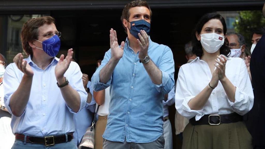 José Luis Martínez-Almeida, Pablo Casado e Isabel Díaz Ayuso a las puertas de Génova, antes de acudir a Colón.