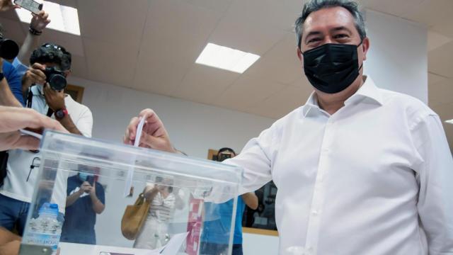 Juan Espadas, en el momento de la votación.