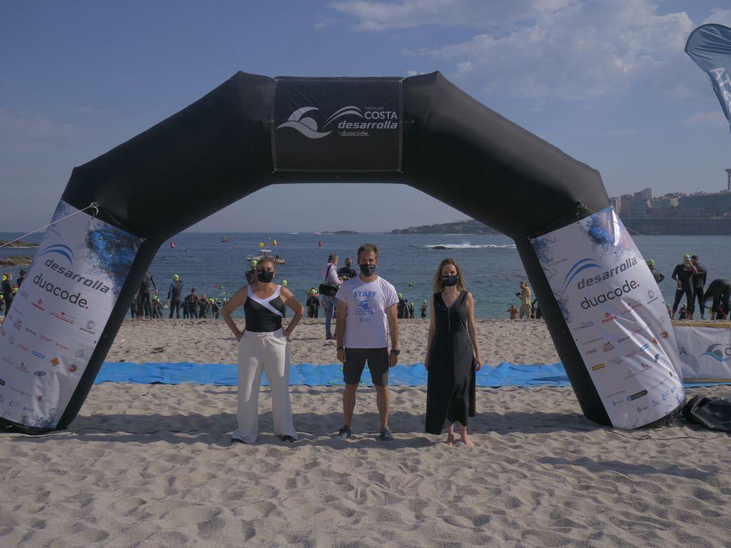 Lanzada Calatayud (Turismo de A Coruña), que participó en el evento, Sergio Castellanos (Travesía Costa) y la Concejala de Deportes de A Coruña, Mónica Martínez.