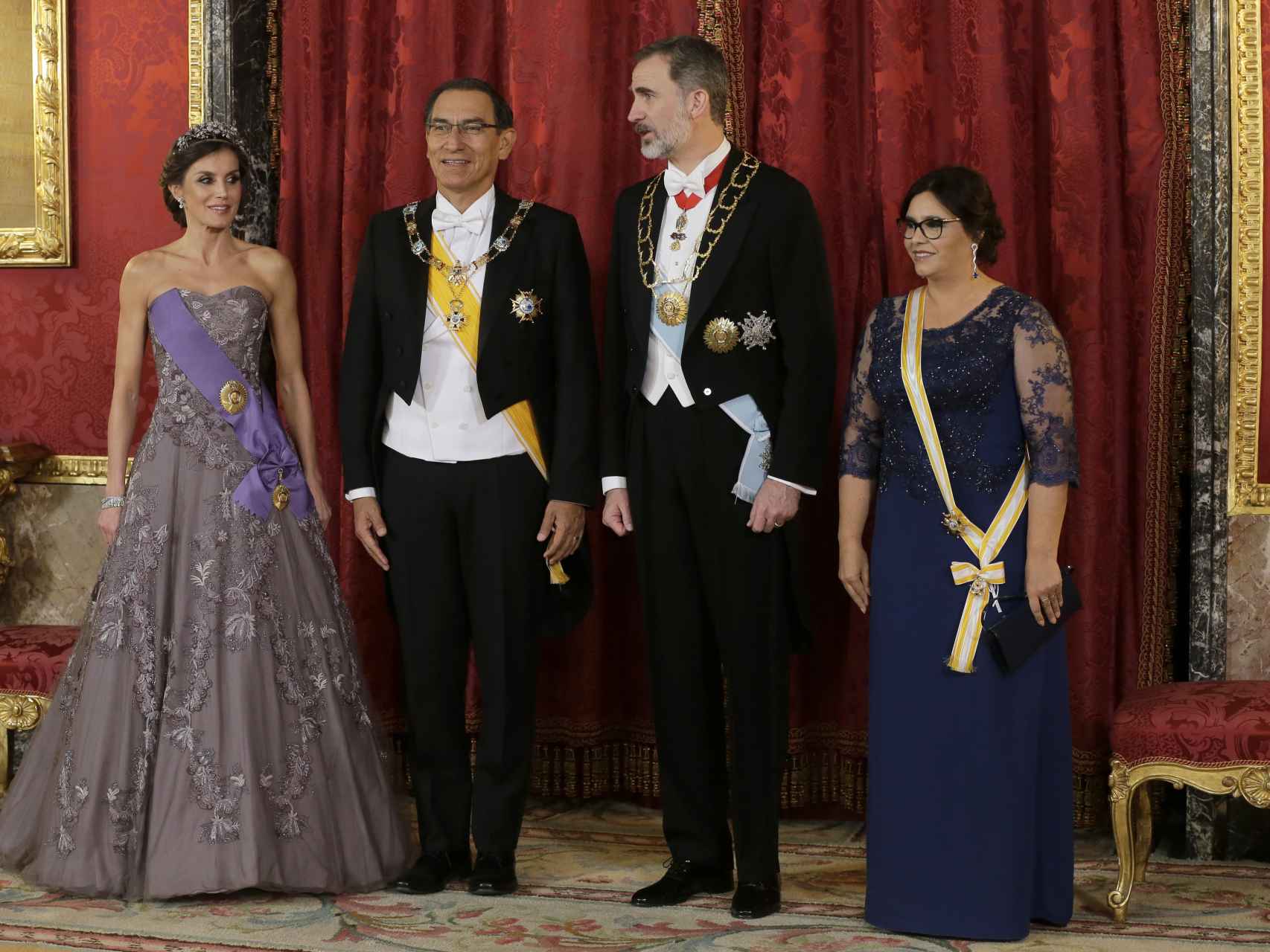 Los reyes Felipe VI y Letizia junto a Martín Vizcarra y su esposa en la última cena de gala en el Palacio Real de Madrid.