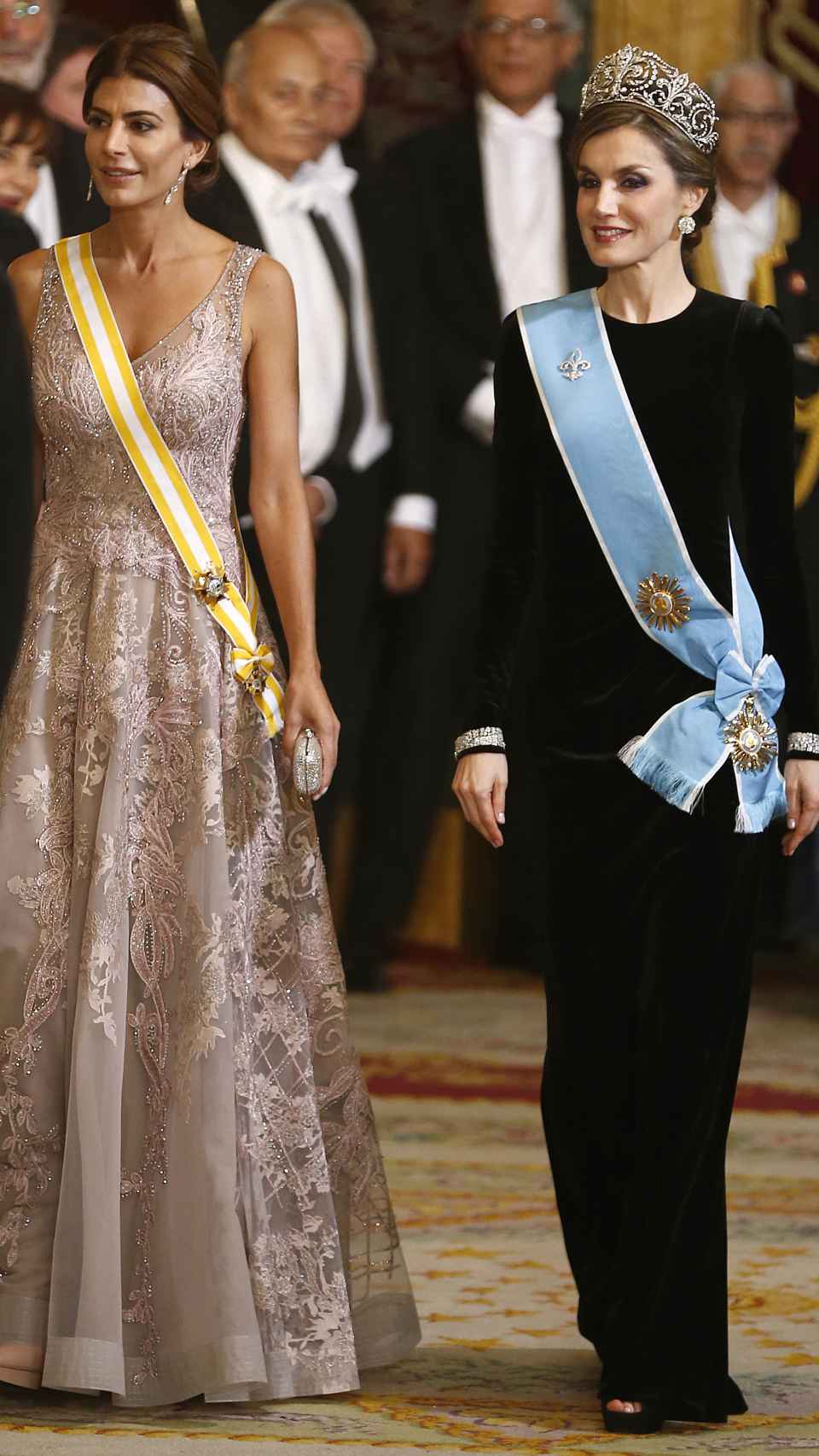 La reina Letizia junto a la exprimera dama de Argentina, Juliana Awada, en febrero de 2017.