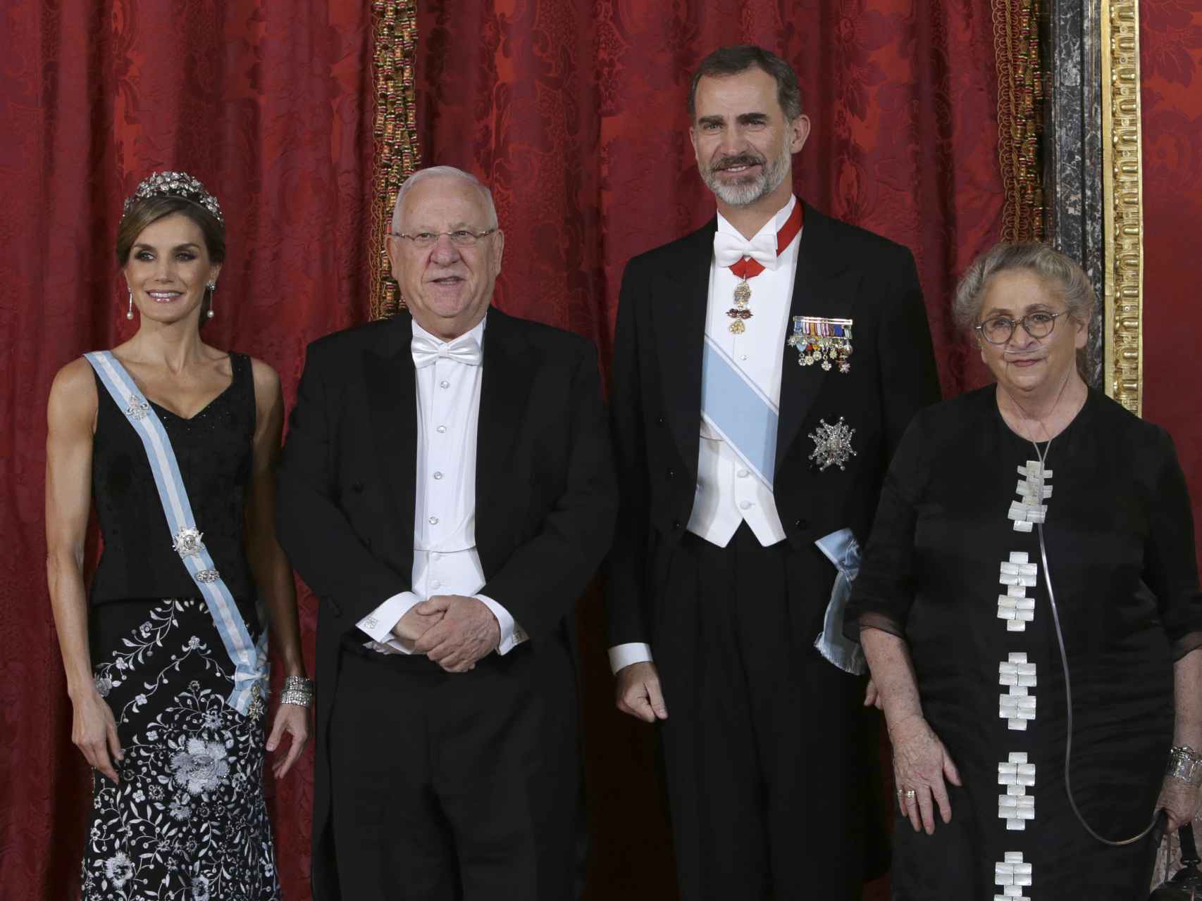 La reina Letizia junto al rey Felipe, Reuvén Rivlin y su fallecida esposa, Nechama, llevando el corsé que le hizo daño.