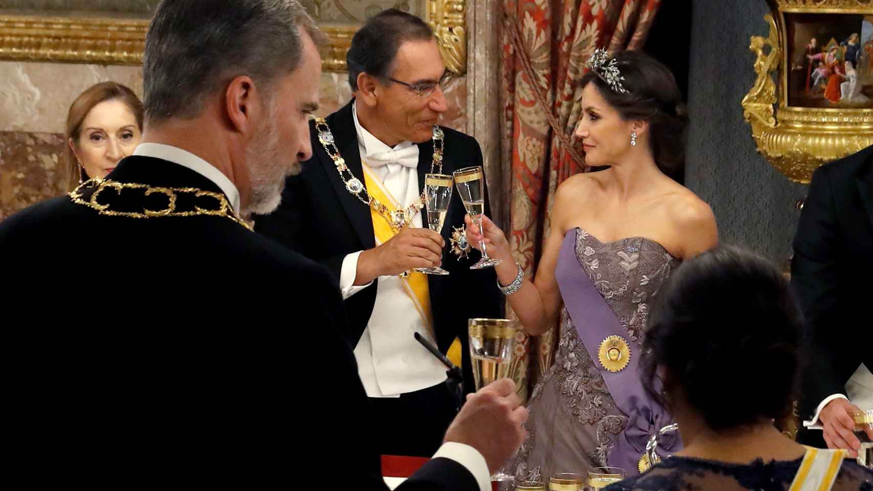 La reina Letizia brinda, pero nunca bebe.