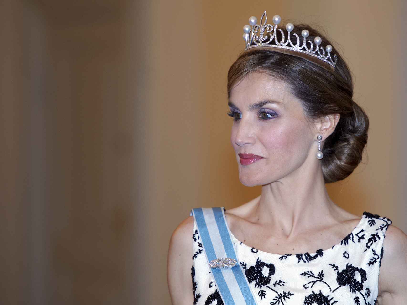 La reina Letizia luciendo la tiara de Ansorena que Felipe le regaló por su quinto aniversario de boda.