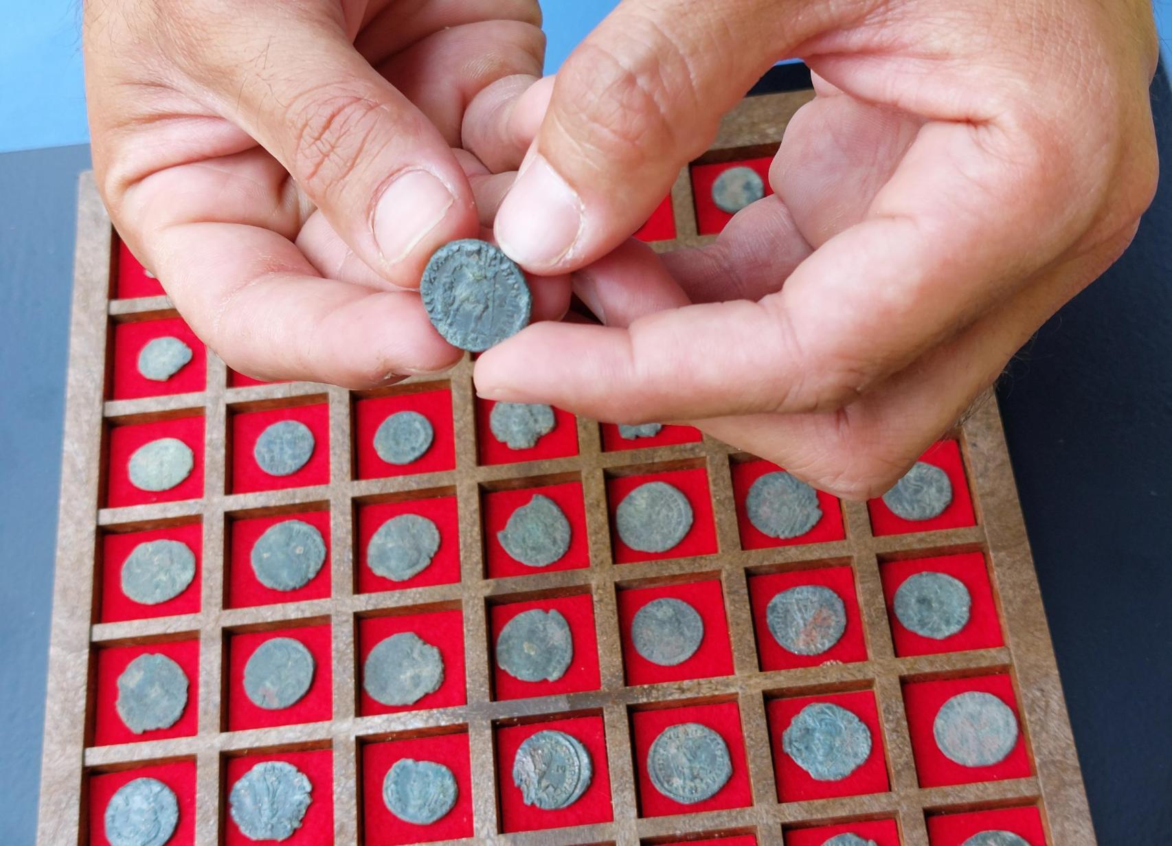 Monedas de bronce halladas en durante las excavaciones.