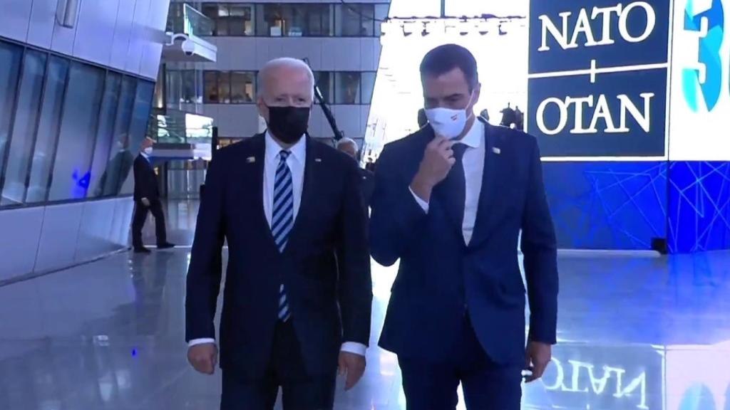 Joe Biden, seguido por Pedro Sánchez en la cumbre de la OTAN en Bruselas.