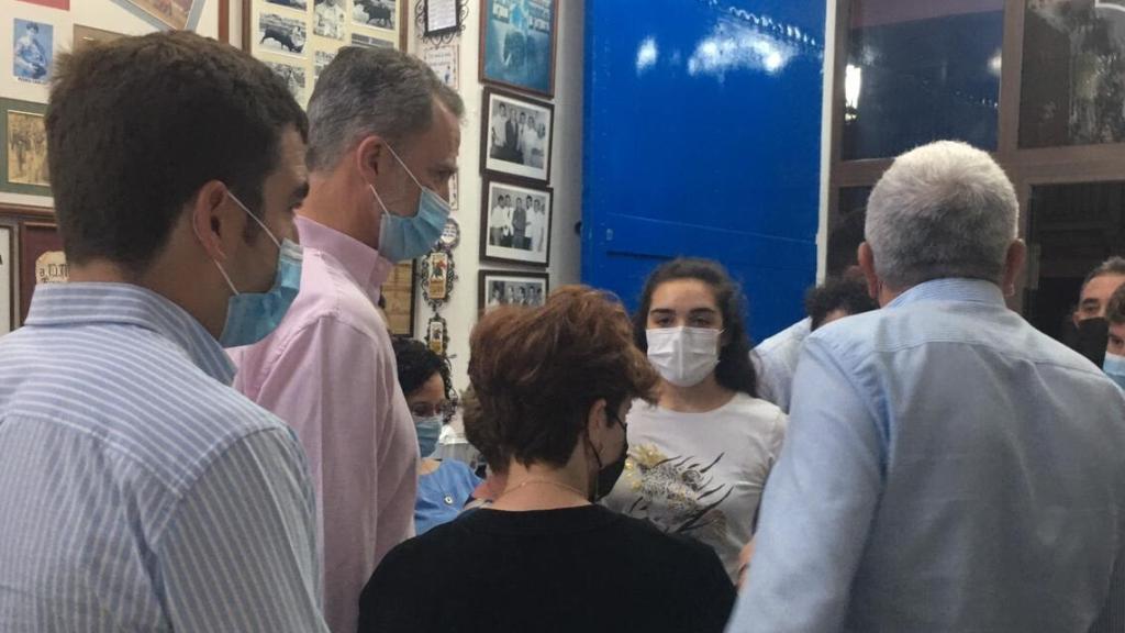 El rey se mostró muy cercano con el resto de clientes que disfrutaban de la noche sevillana en el local.