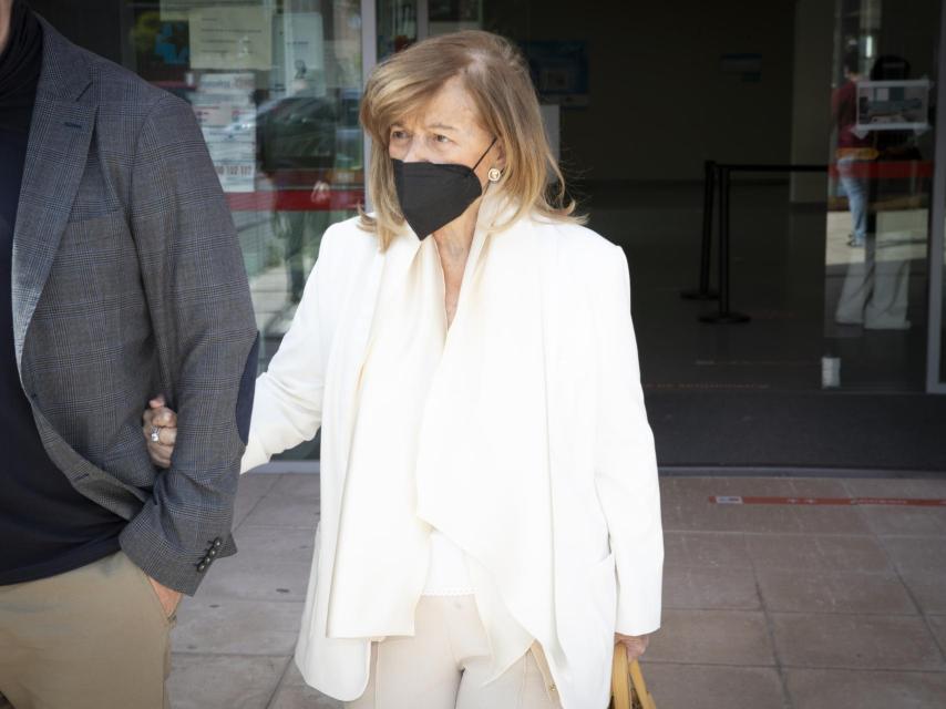 Teresa Campos saliendo del centro donde recibió la segunda dosis de la vacuna contra la Covid.