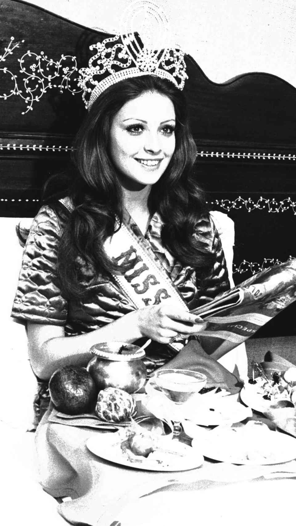 Amparo Muñoz durante su coronación en Miss Universo.
