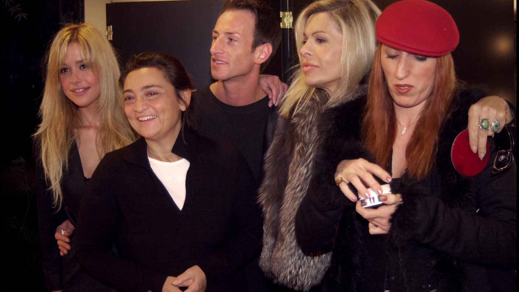 Pilar, junto a Bibiana Fernández, Rossy de Palma y otros personajes del momento en un evento en 2002.