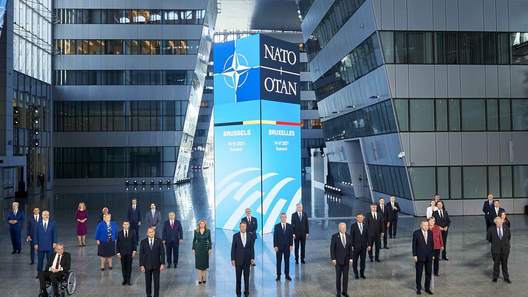 La foto de familia de la cumbre de la OTAN, con distancia social
