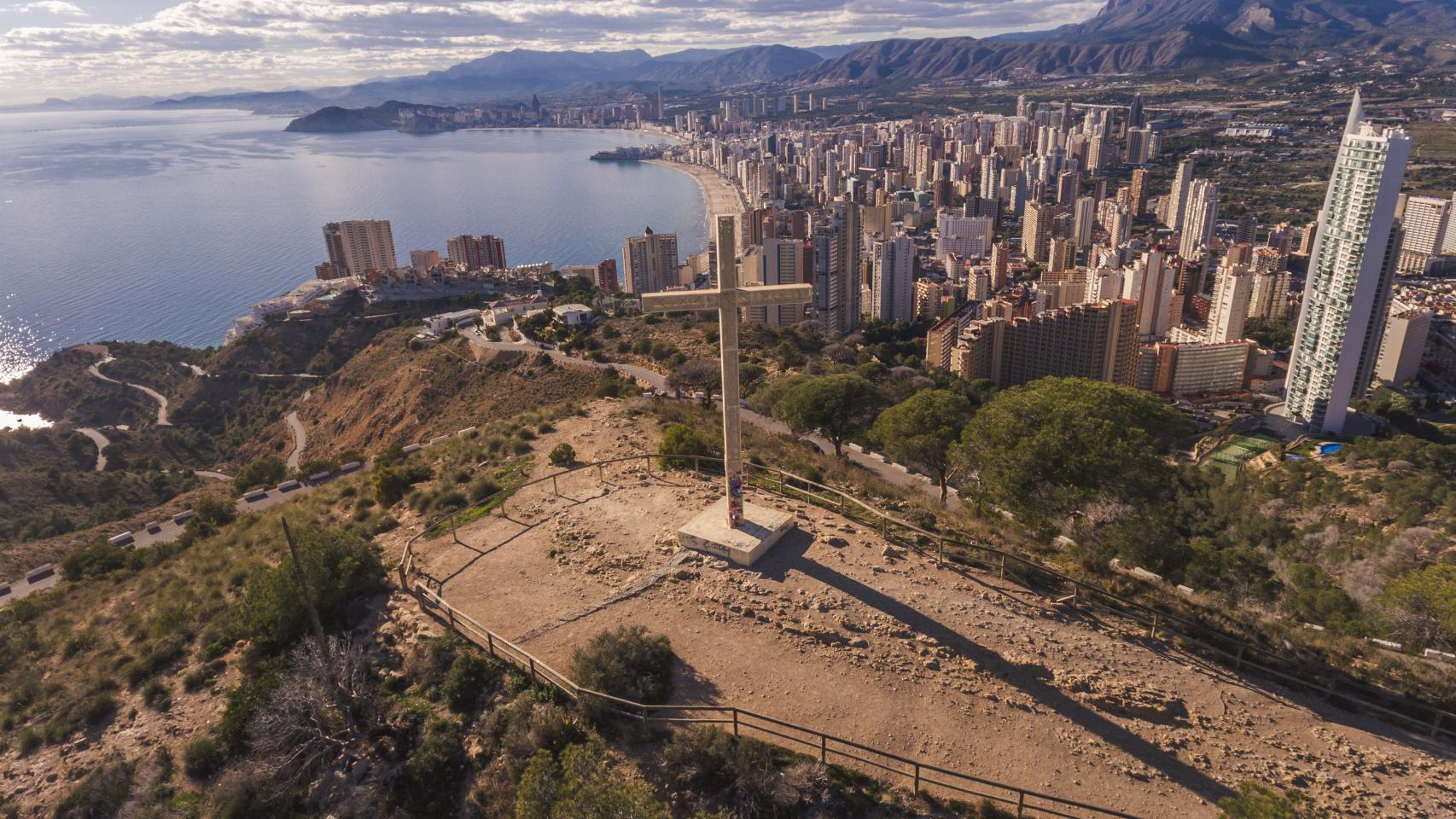 La Cruz inicial estaba hecha con vigas de postes de la luz.