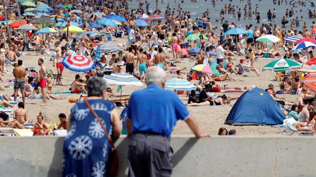 Dos ancianos observan la playa de la Malvarrosa, en Valencia, el pasado fin de semana.