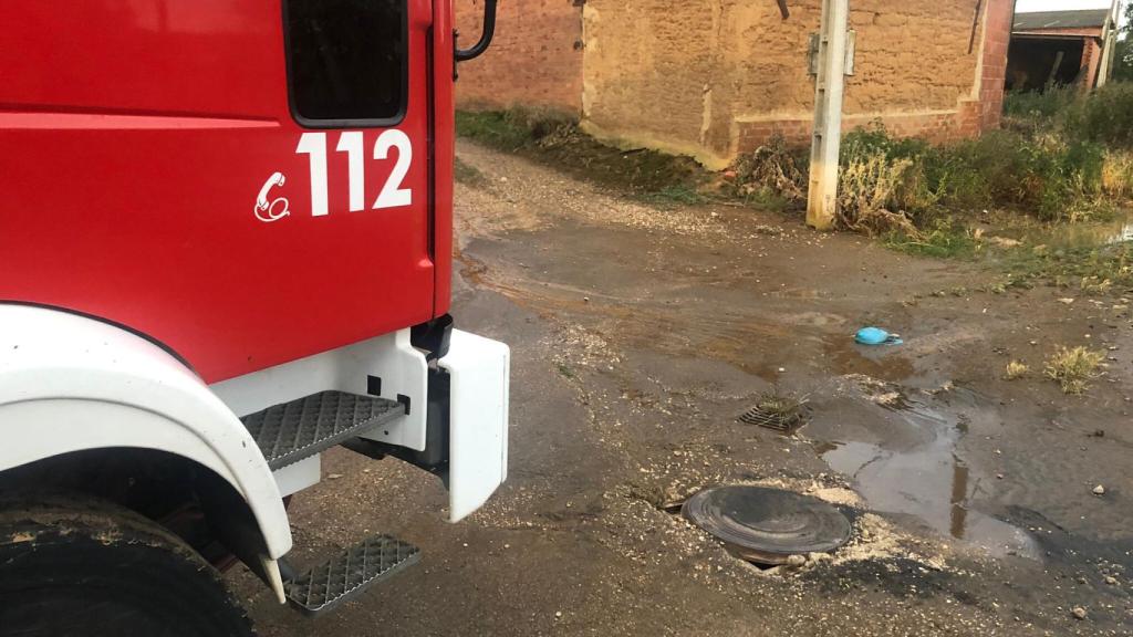 Las fuertes tormentas inundan una vivienda en Tierra de Campos y así ha sido el operativo para vaciarla 2