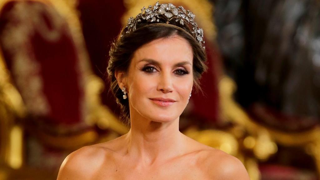 La reina Letizia vestida de Felipe Varela en la última cena de gala antes de la pandemia.