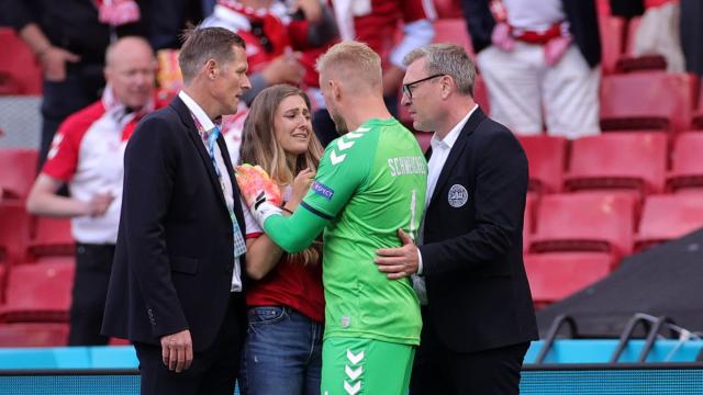 Kasper Schmeichel habla con la mujer de Eriksen