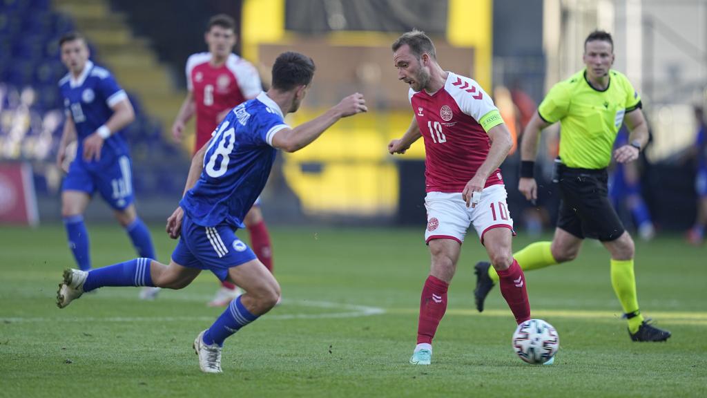 Eriksen, durante un partido contra Bosnia