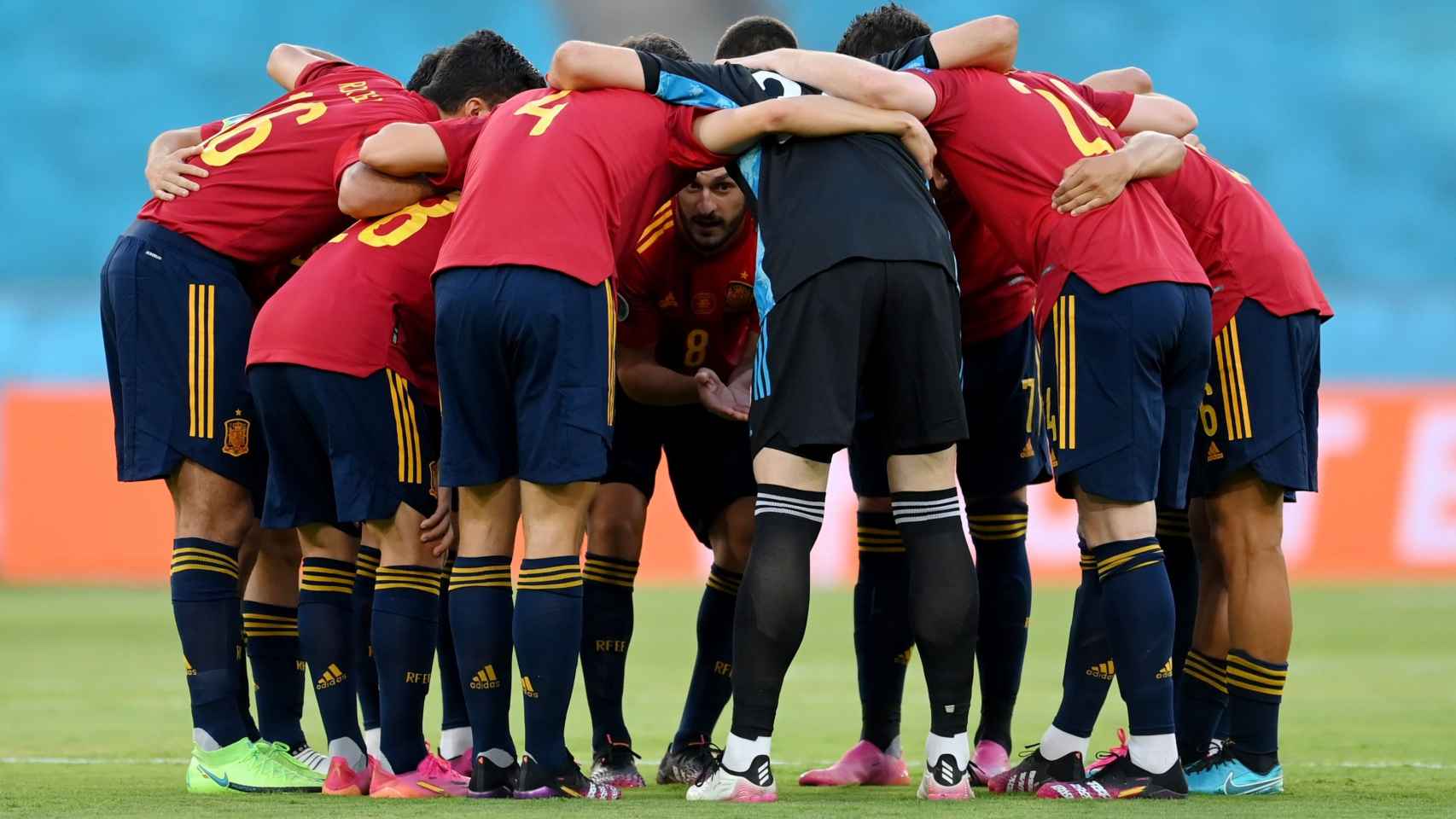 Los jugadores de la Selección hacen un corro para motivarse antes del debut en la Eurocopa 2020