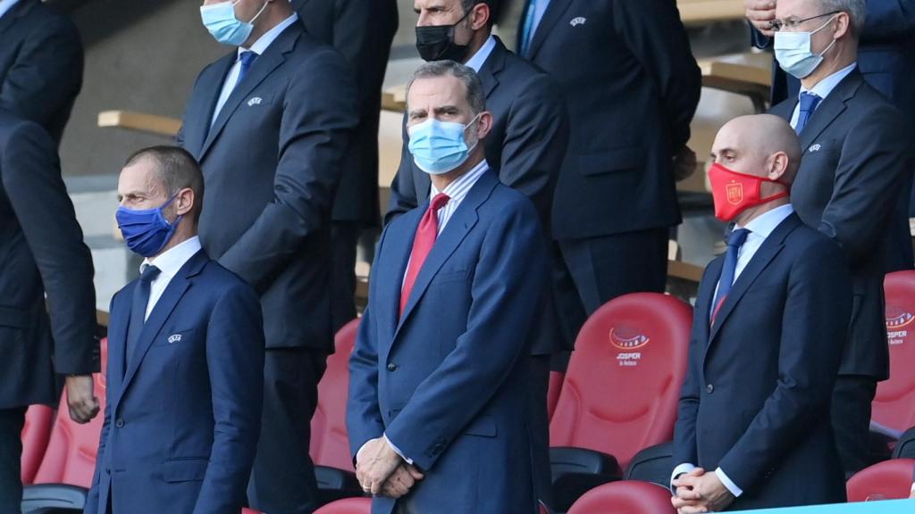 Aleksander Ceferin, presidente de la UEFA, Felipe VI, Rey de España, y Luis Rubiales, presidente de la RFEF, en el palco