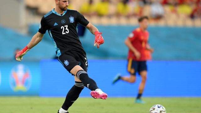 Unai Simón busca el pase seguro a un compañero de la Selección