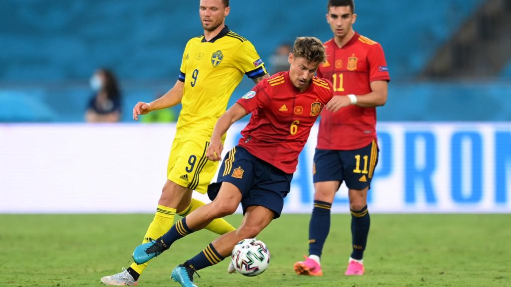 Marcos Llorente supera la presión de Suecia y avanza con el balón