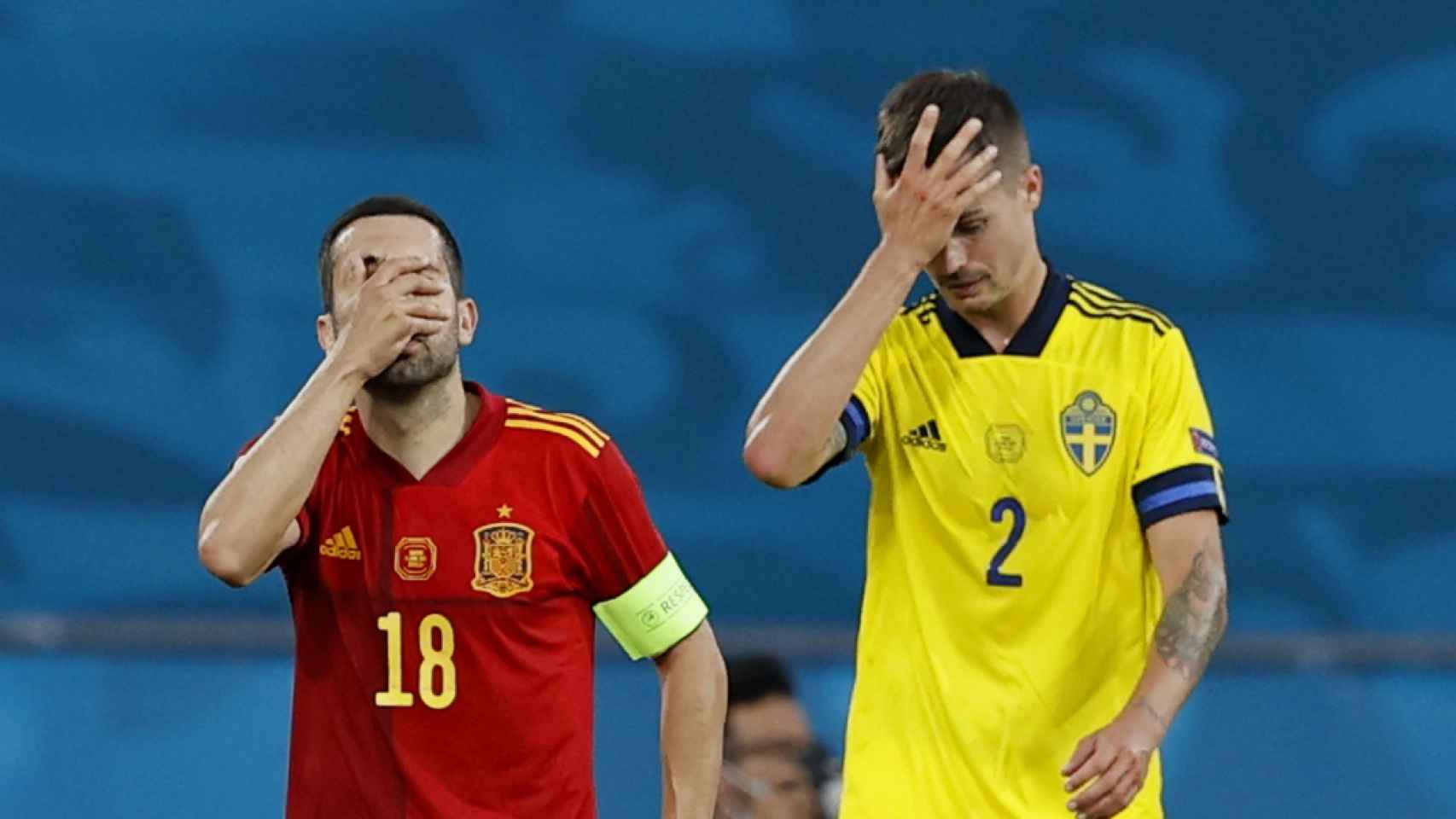 Jordi Alba y Mikael Lustig se lamentan tras una jugada