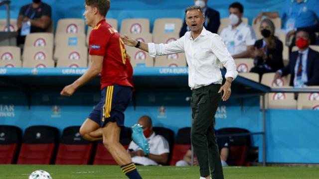 Luis Enrique da órdenes a los jugadores españoles desde la banda