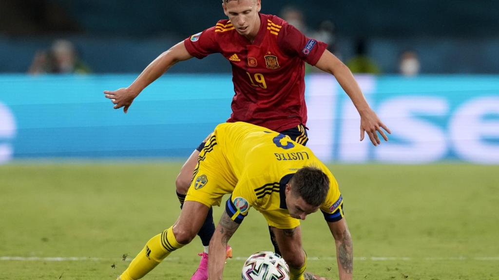 Dani Olmo disputa el balón contra Mikael Lustig