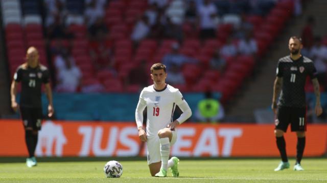 Mason Mount, de rodillas antes del Croacia - Inglatera