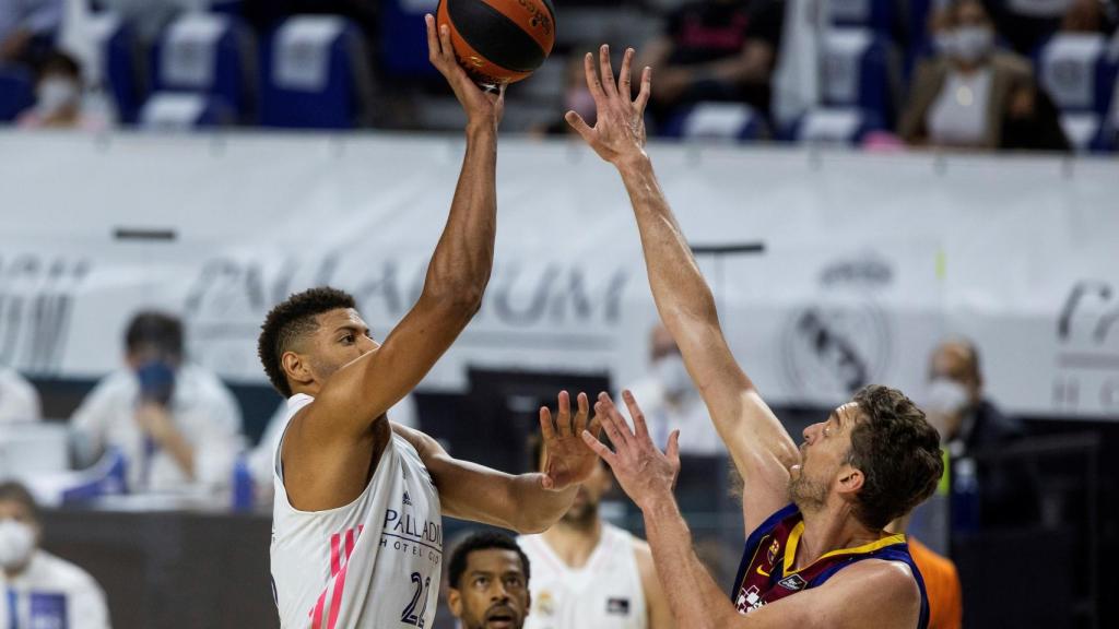 Walter Tavares y Pau Gasol pelean un balón