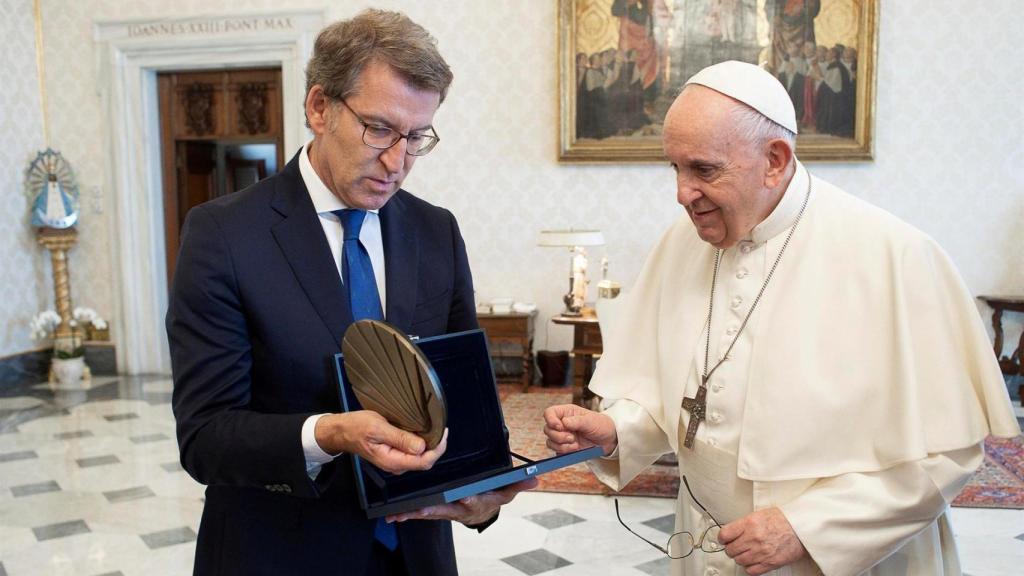 El presidente de la Xunta de Galicia, Alberto Núñez Feijóo, durante su reunión con el Papa Francsco.