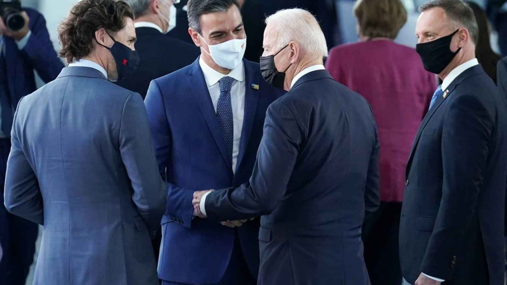 Justin Trudeau (Canadá) conversa con Pedro Sánchez y Joe Biden (EEUU) en los márgenes de la cumbre de la OTAN de Bruselas.