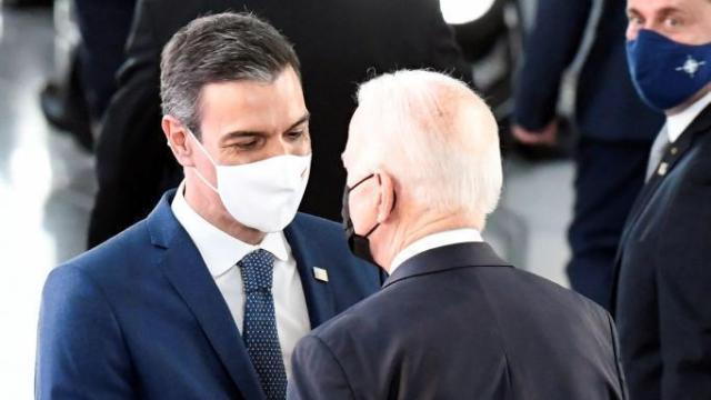 Pedro Sánchez y Joe Biden conversan cara a cara en los márgenes de la cumbre de la OTAN de Bruselas.