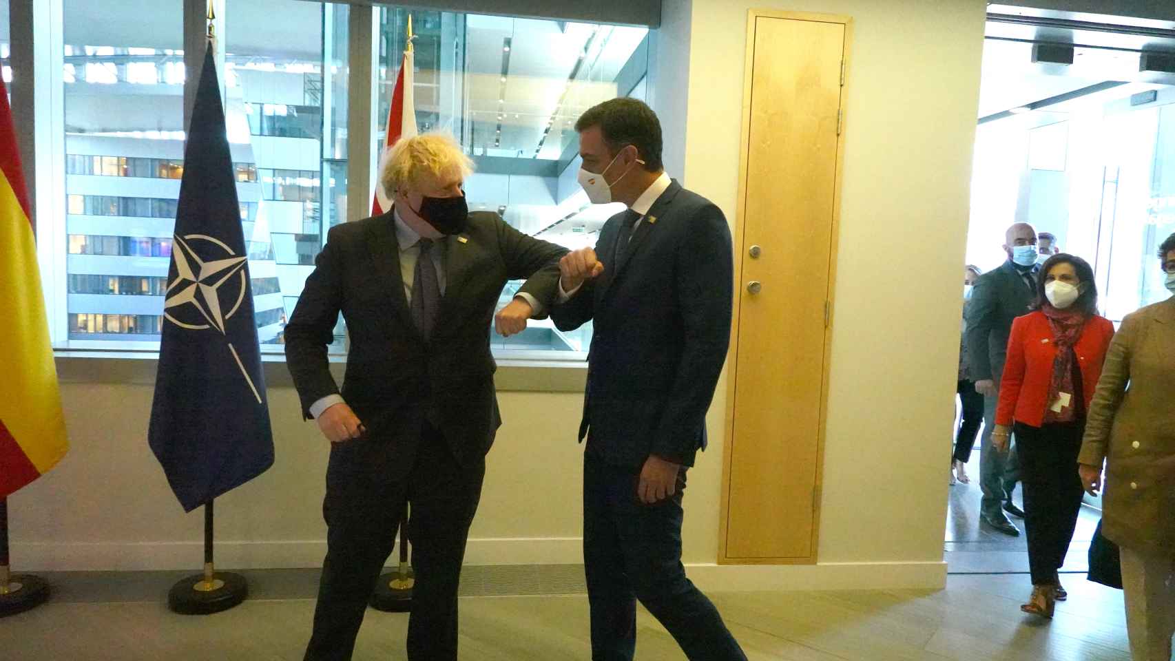 Boris Johnson y Pedro Sánchez se saludan durante la cumbre de la OTAN en Bruselas