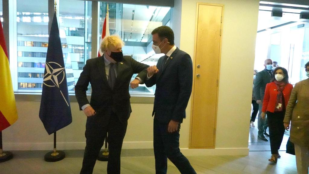 Boris Johnson y Pedro Sánchez se saludan durante la cumbre de la OTAN en Bruselas