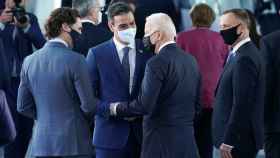 El primer saludo entre Sánchez y Biden en la cumbre de la OTAN en Bruselas