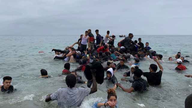 Migrantes en la costa ceutí durante la última crisis migratoria.