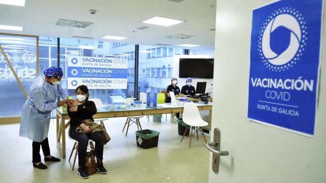 Una mujer recibe una dosis de la vacuna de AstraZeneca en el Complejo Hospitalario Universitario de Ourense.