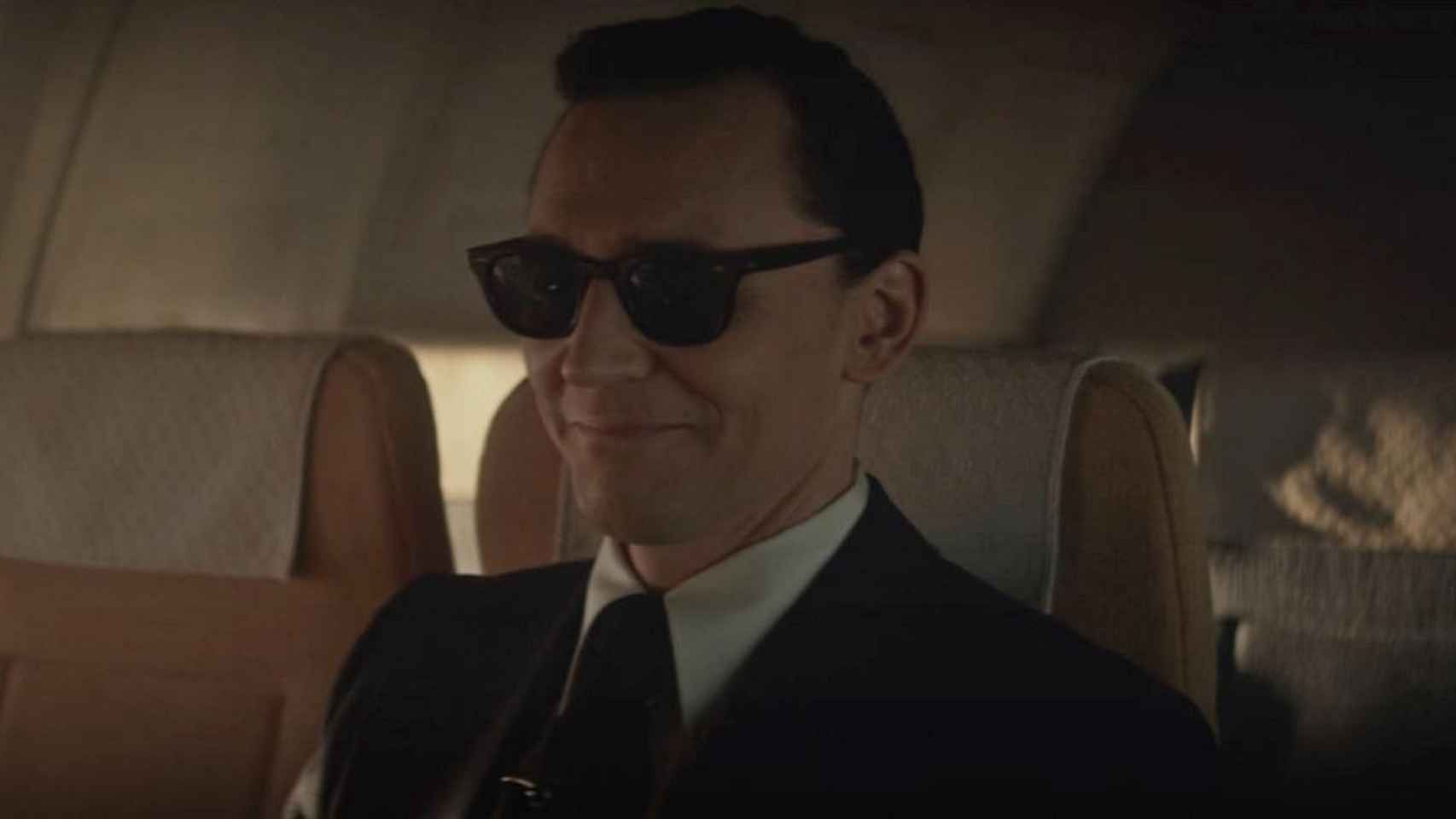 Loki como D.B. Cooper en el primer episodio de la serie.