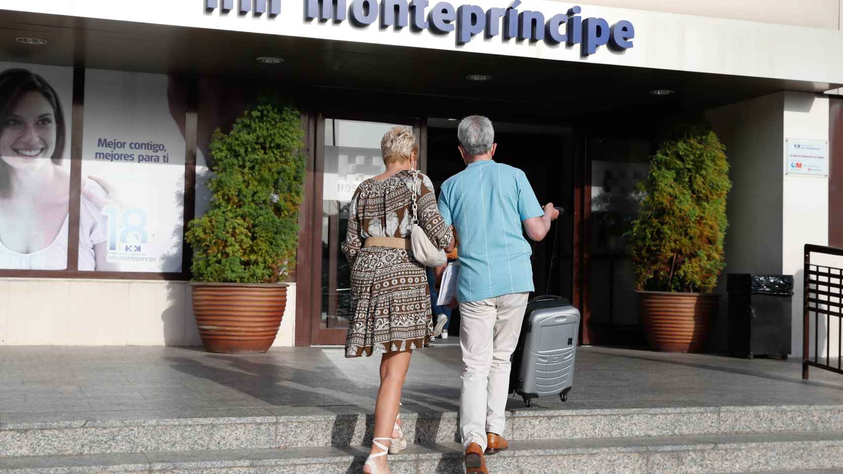 La pareja, a la entrada de la clínica Montepríncipe
