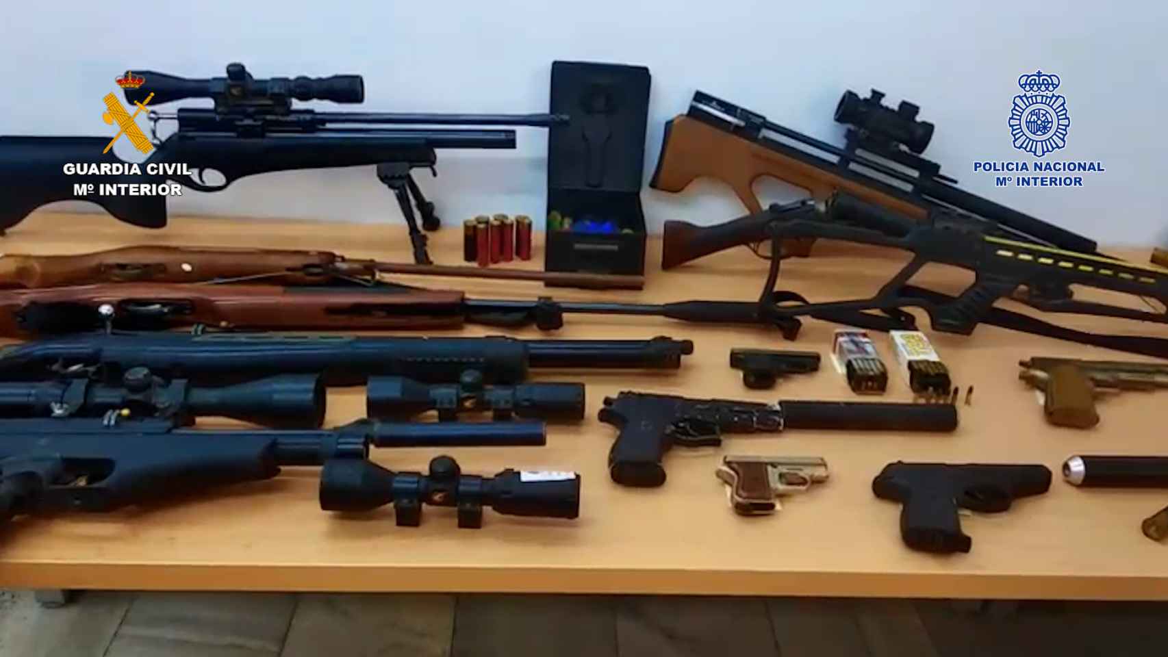Diferentes tipos de armas encontradas durante la operación.