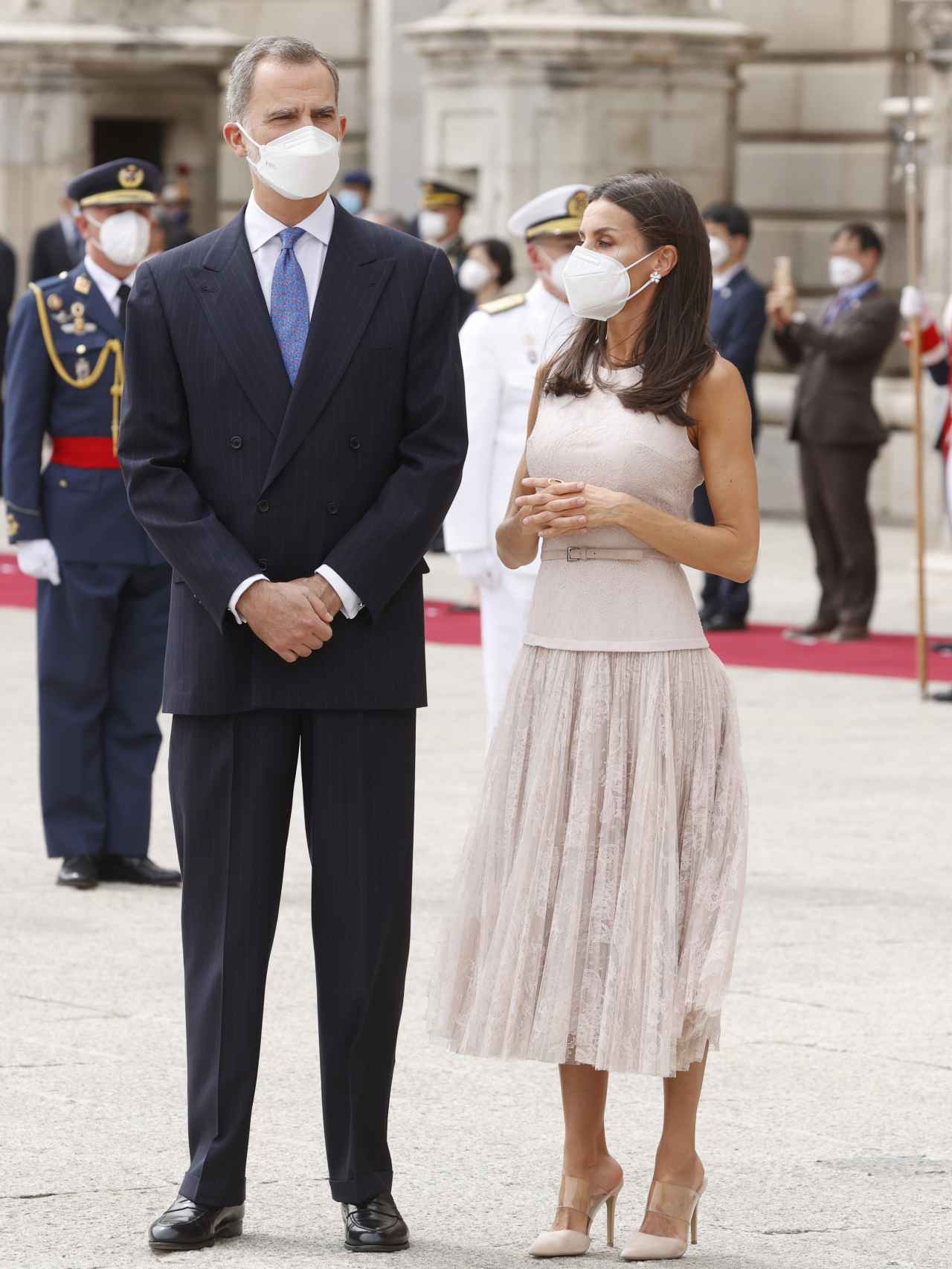 Felipe VI y Letizia en el patio de armas del Palacio Real de Madrid.