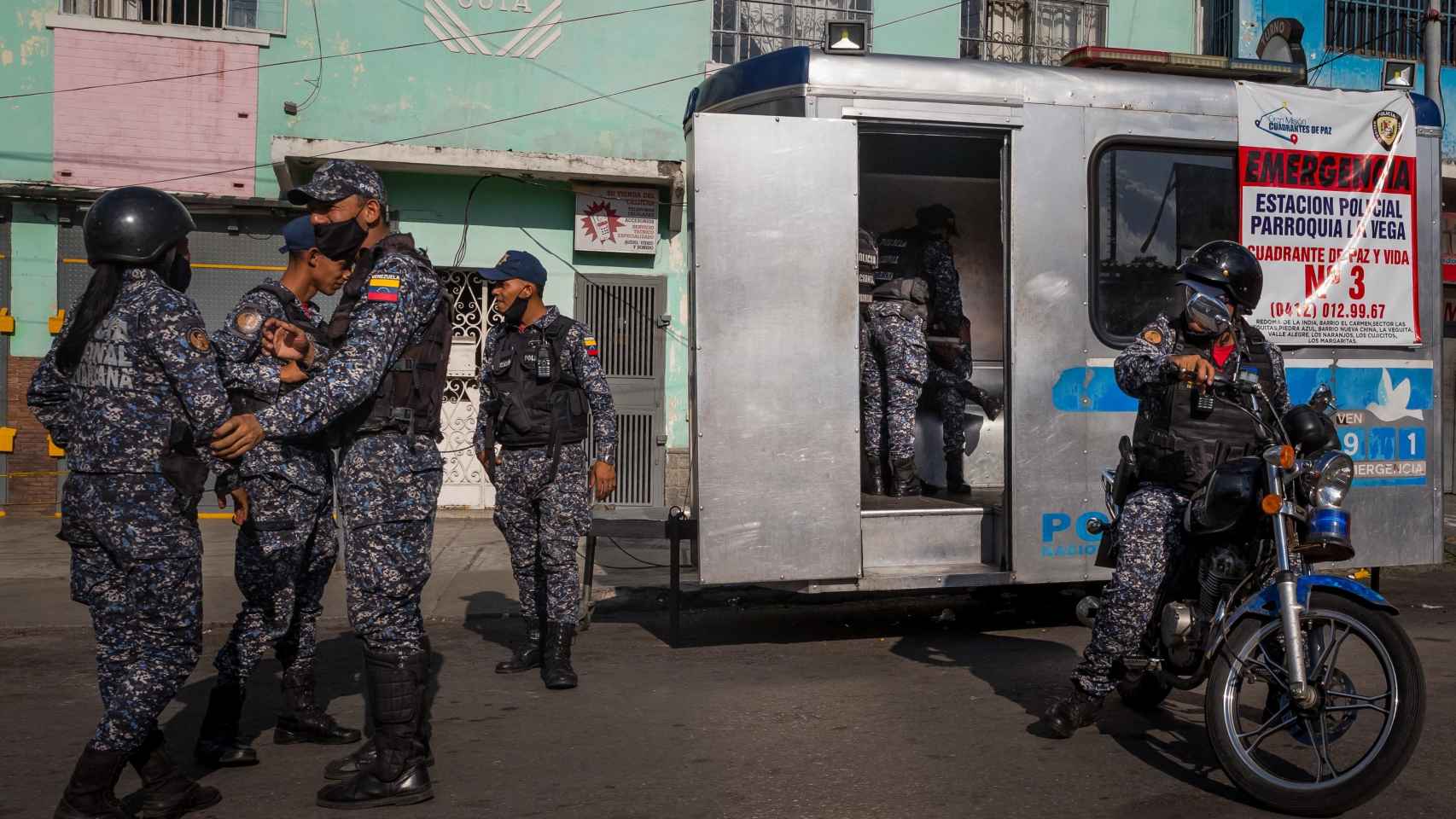Miembros de la Policía Nacional Bolivariana montan guardia en la entrada de La Vega.