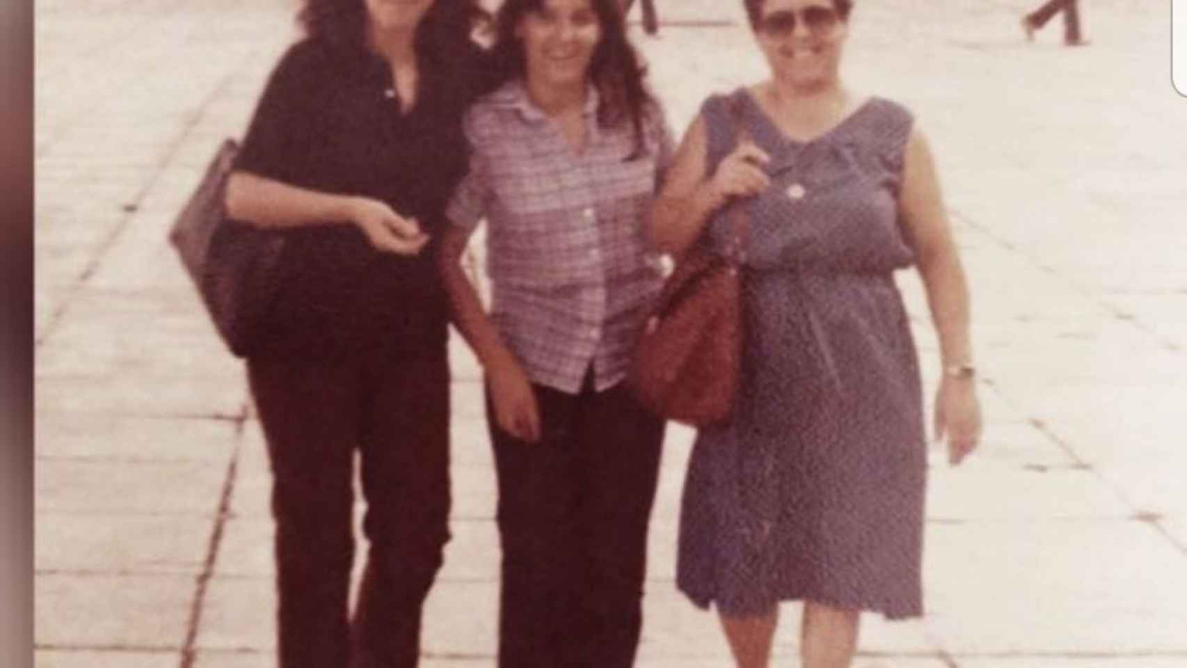 María José, a la izquierda, junto a su hermana y a su madre.