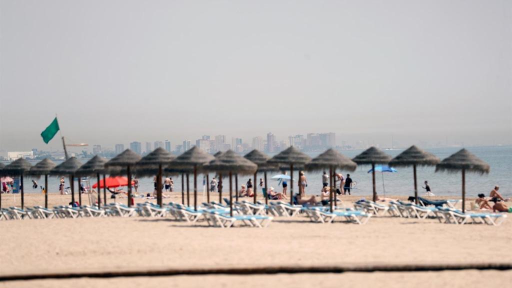 Playa de la Patacona, en Valencia, con varios turistas.