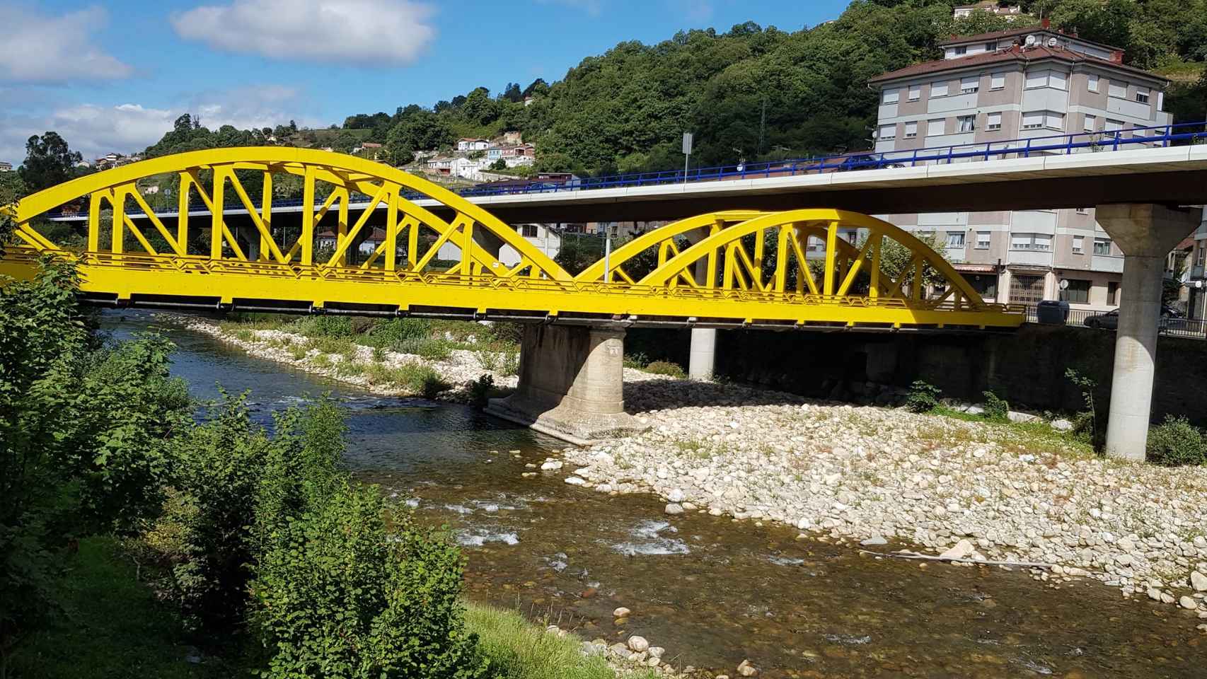 Puente en el río Nalón.