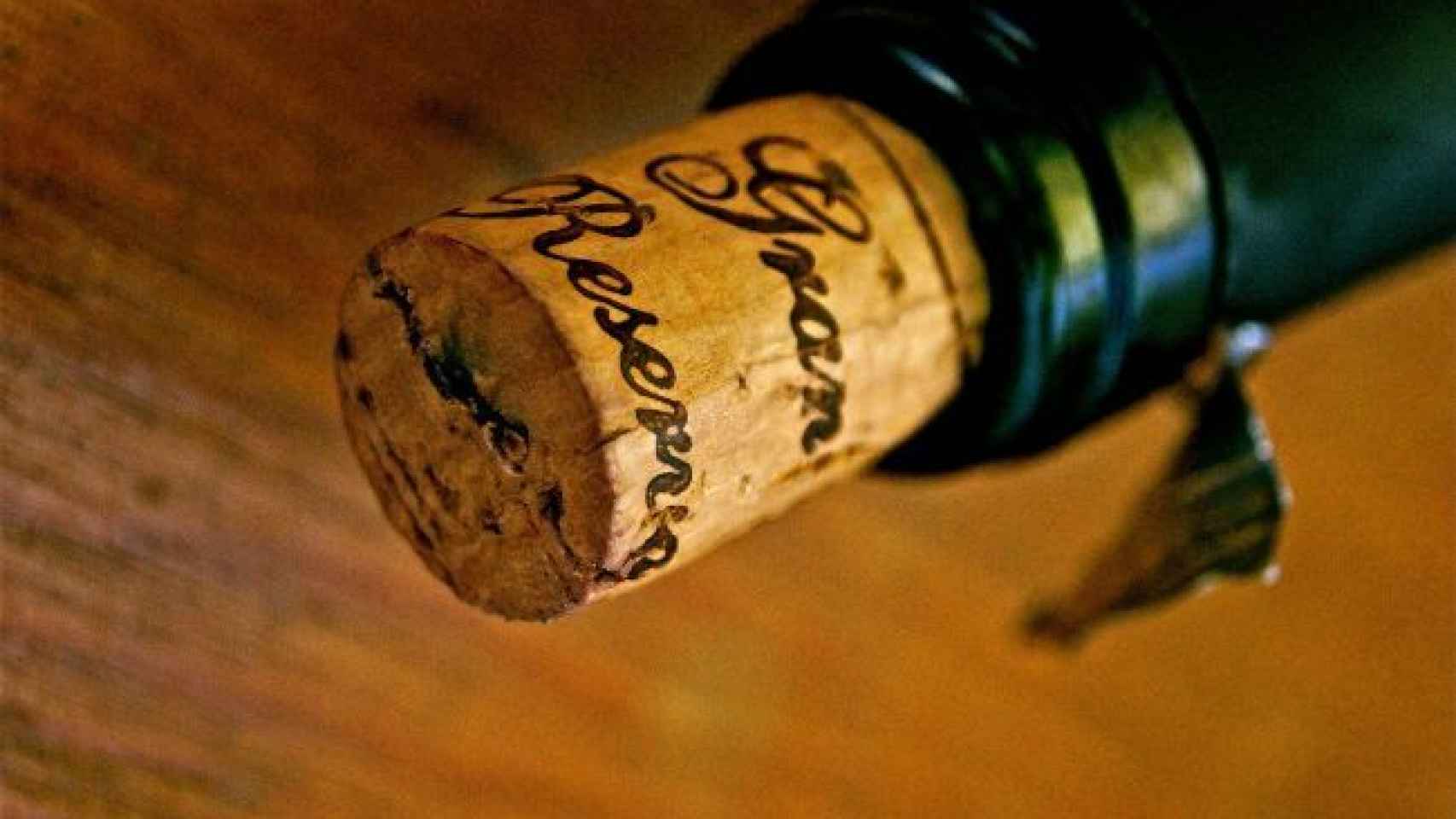 El corcho natural ayuda a envejecer los vinos.