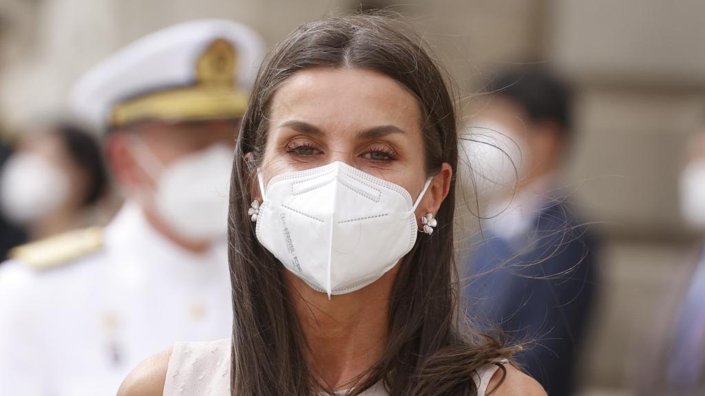 La reina Letizia con pendientes florales de Yanes.